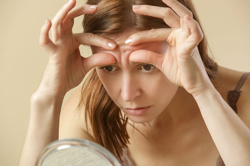 Rughe sulla fronte: cause e rimedi per le rughe glabellari | Eucerin